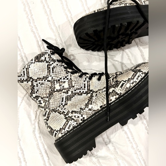 H&M Divided Black and Cream combat boots size 8 - Picture 3 of 3